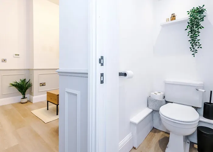 Апартаменты Stylish 1bed Flat Centre Sleeps 4 *