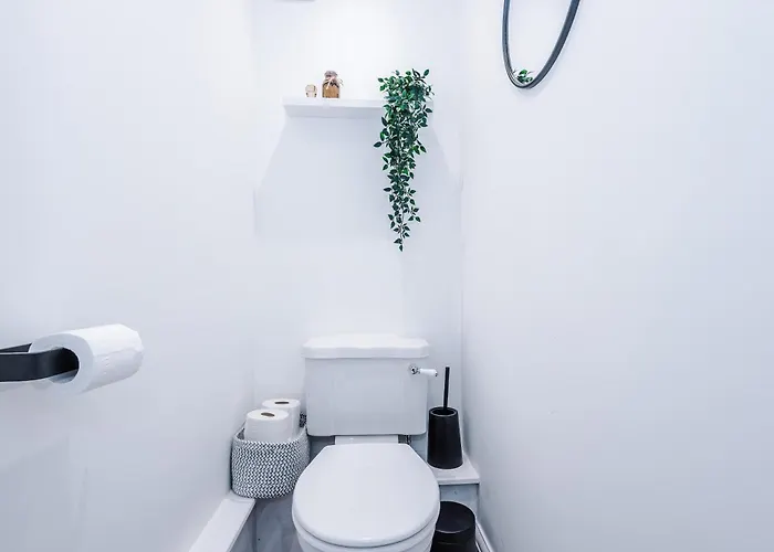 Апартаменты Stylish 1bed Flat Centre Sleeps 4 *